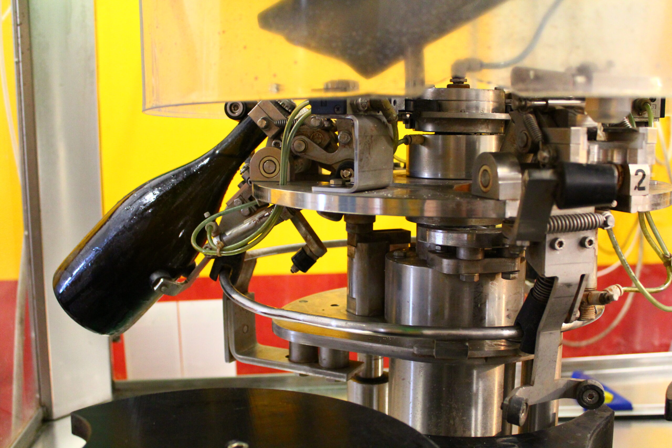 Stappatura con degorgiatrice Poker 700 Barida Macchine Enologiche