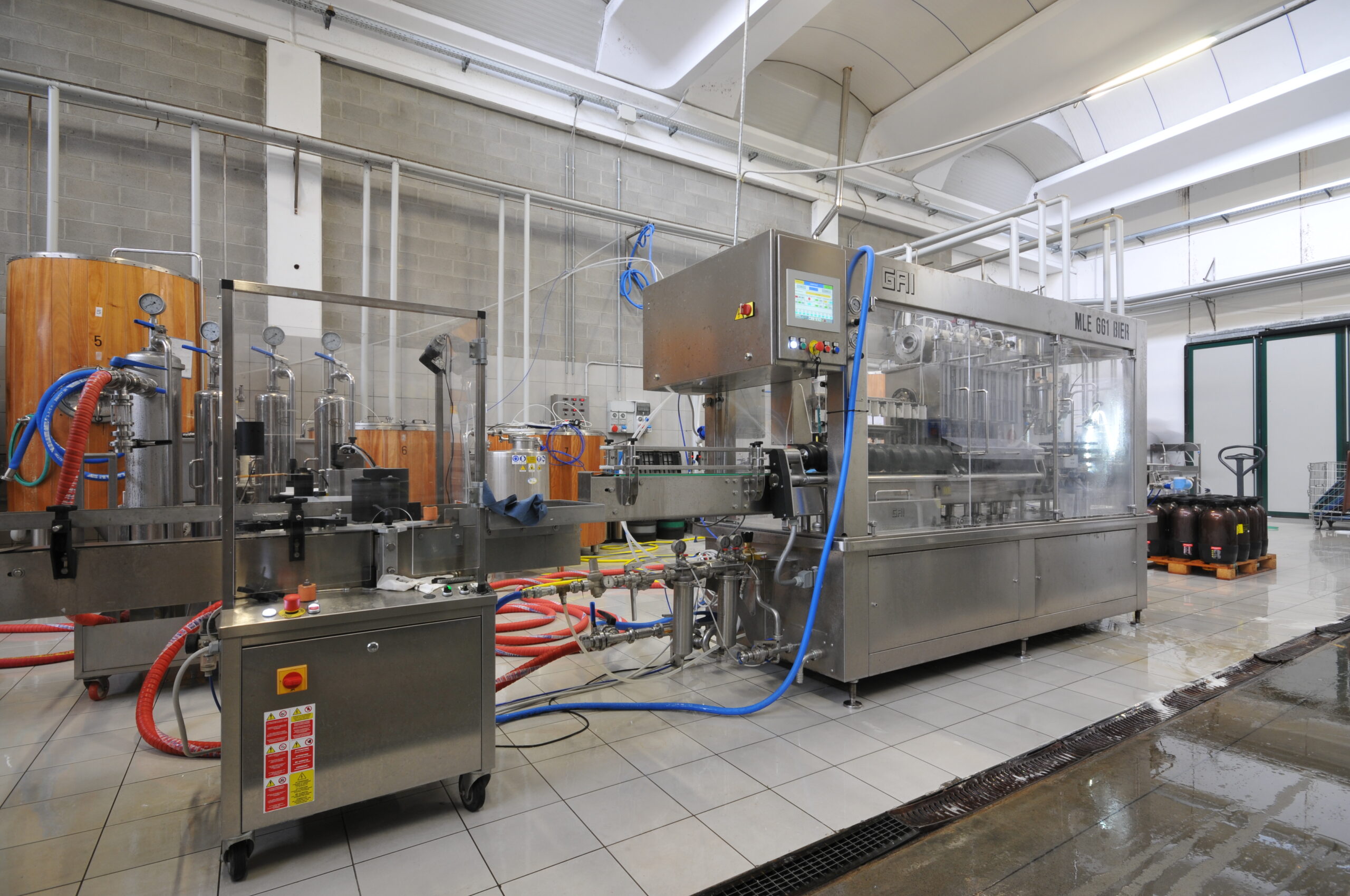 La linea di imbottigliamento con l'etichettatrice a sinistra e il monoblocco a destra