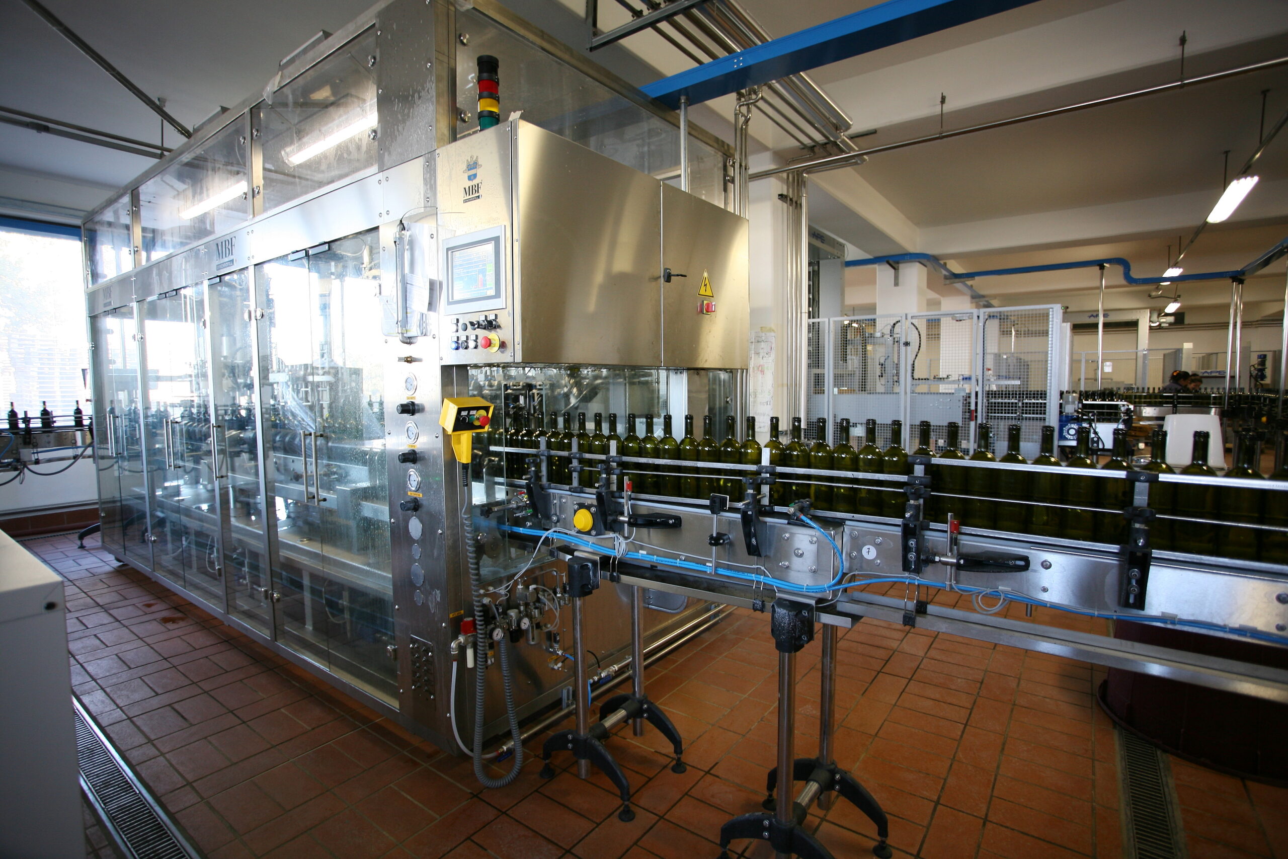 La nuova linea d'imbottigliamento da 5000 bottiglie/ora è dotata di diversi controlli in linea