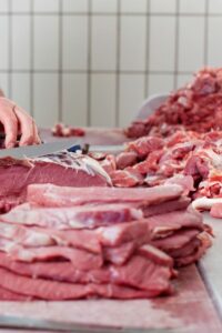 metzger schneidet fleisch